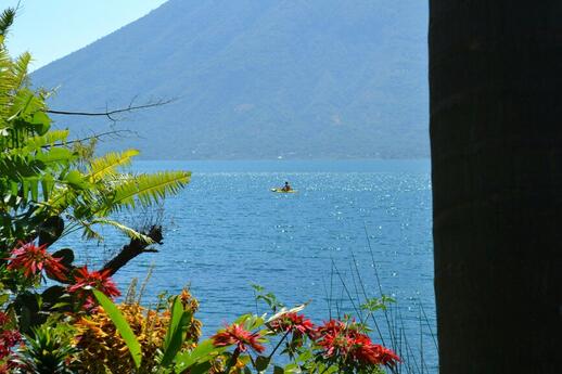 © Unsplash - Alfredo Vicente Kayak et randonnée au bord du lac Atitlan