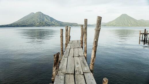 © Unsplash - Cameron Wilkins Randonnée au bord du lac Atitlan
