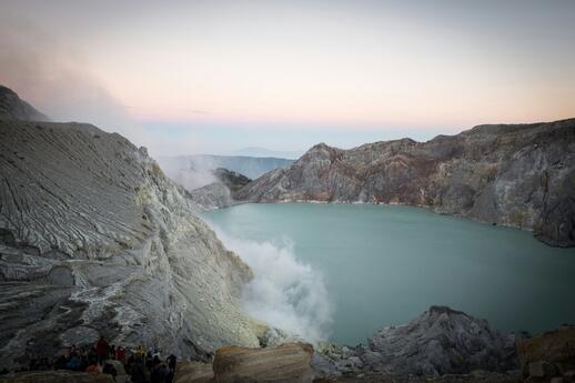 © Unsplash - Loris Boulinguez Volcan Kawah Ijen, Java, Indonésie