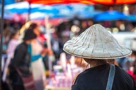 © Shutterstock - CatwalkPhotos Femme au chapeau de dos
