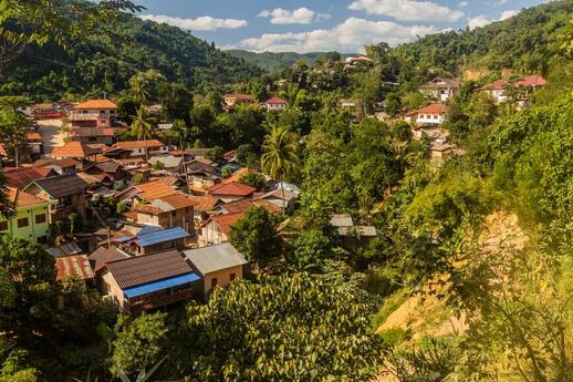 © Shutterstock - Matyas Rehak Village traditionnel drone