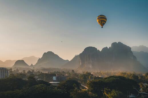 © Unsplash- Teodor Kuduschiev Montgolfière Vang Vieng